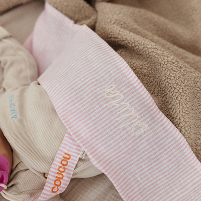 baby ligt onder laken met gepersonaliseerde tekst 