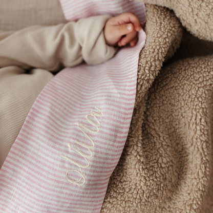 baby ligt onder laken met gepersonaliseerde tekst