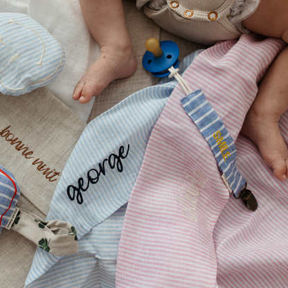 baby ligt op verschillende lakens met tekst. speen en verschillende speenkoorden