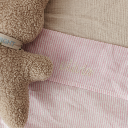gestreept laken met tekst en knuffel met tekst