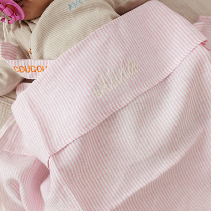 baby ligt onder laken met gepersonaliseerde tekst
