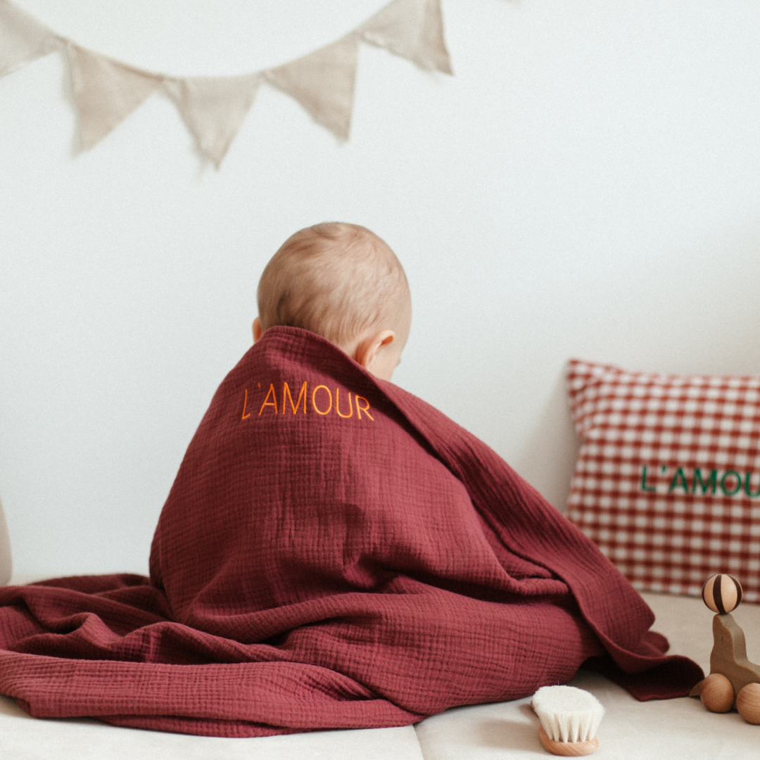 omgeslagen laken met tekst om baby