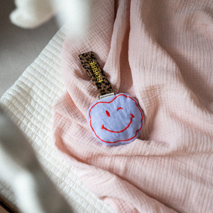 roze hydrofiele laken en speenknuffel met gepersonaliseerde tekst. 