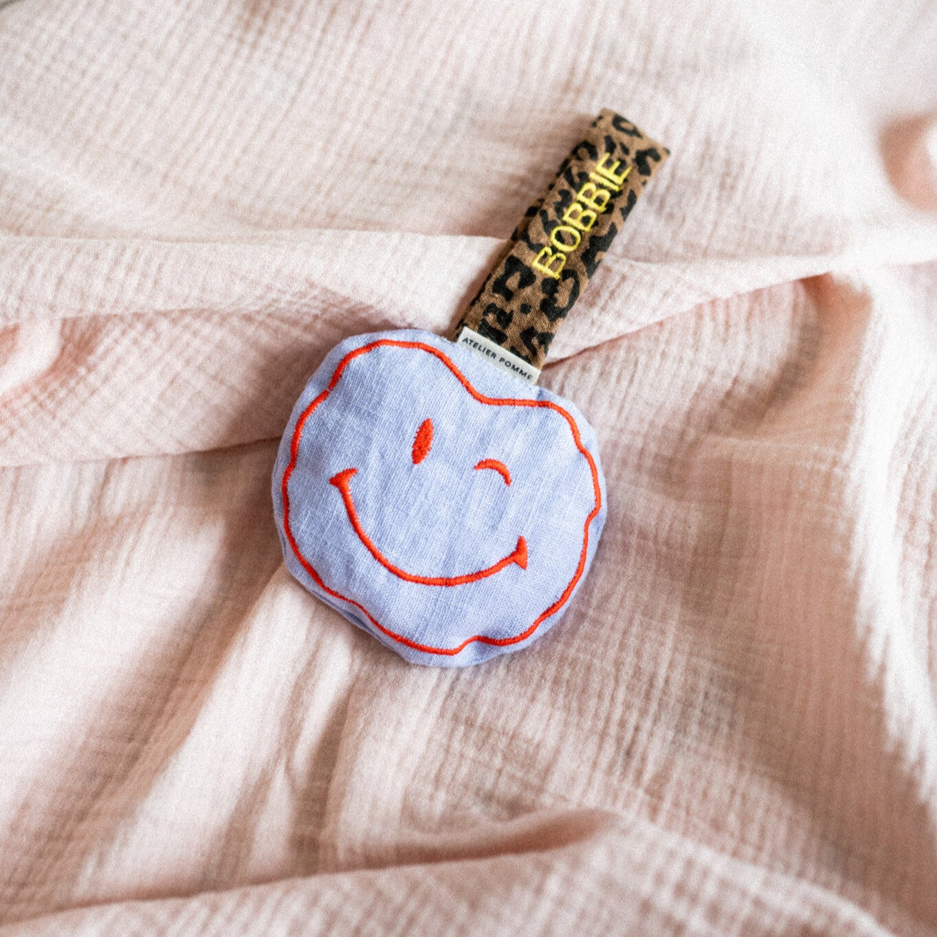 roze hydrofiele laken en speenknuffel met gepersonaliseerde tekst. 