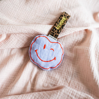 roze hydrofiele laken en speenknuffel met gepersonaliseerde tekst. 