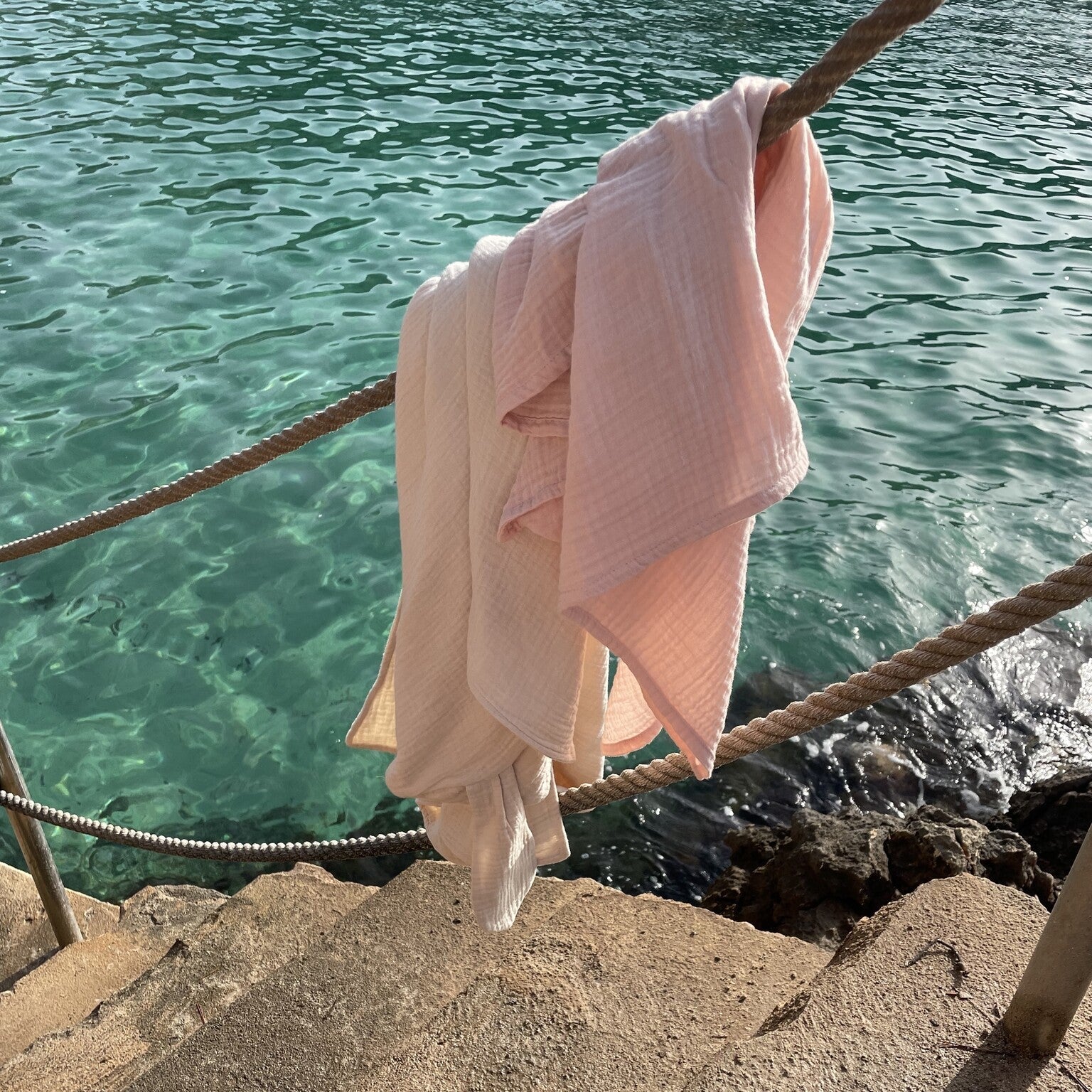 witte en roze hydrofiele doeken. 