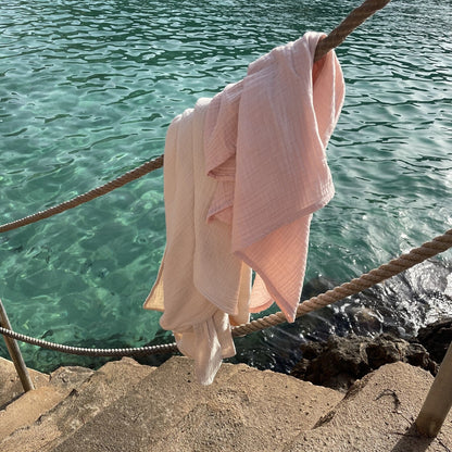 witte en roze hydrofiele doeken. 