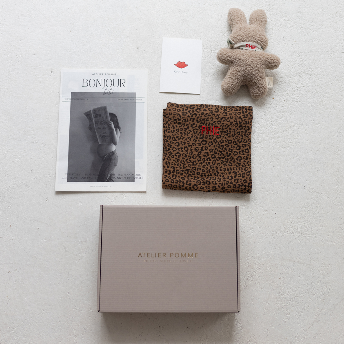 cadeaubox met knuffel, hydrofiele doek, kaart en magazine