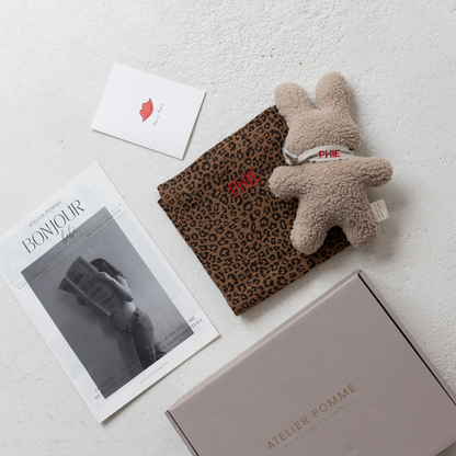 cadeaubox met knuffel, hydrofiele doek, kaart en magazine