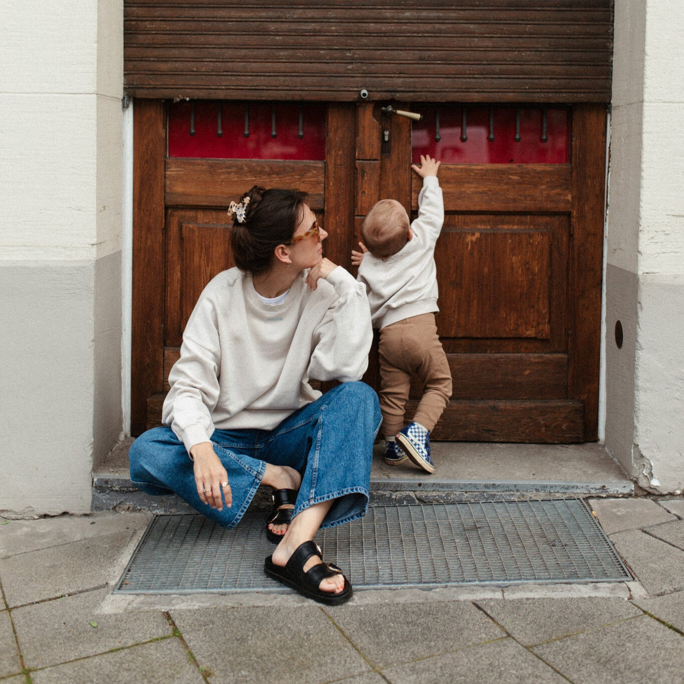 moeder en kind dragen gepersonaliseerde sweaters. 