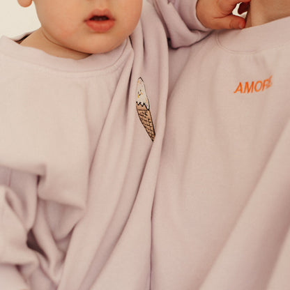 moeder en kind dragen gepersonaliseerde sweater. 