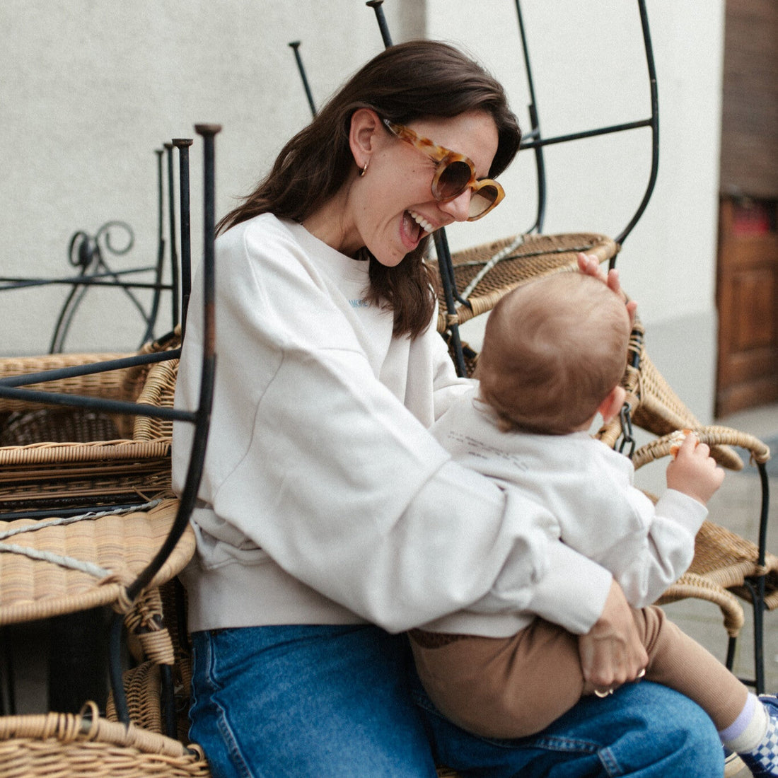 moeder en kind dragen sweater 