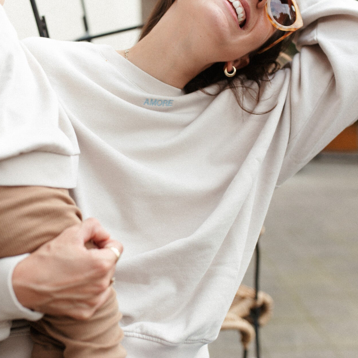 moeder en kind dragen gepersonaliseerde sweater. 