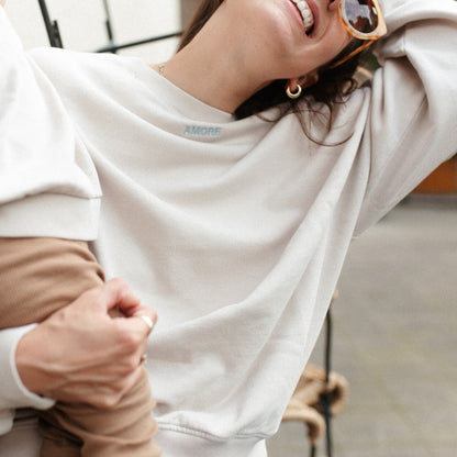 moeder en kind dragen gepersonaliseerde sweater. 