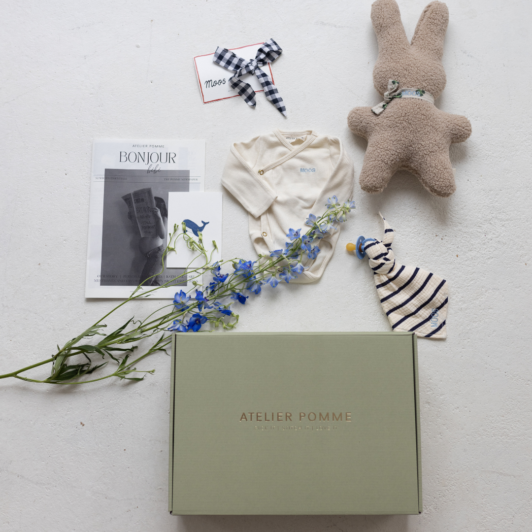 giftbox met romper, knuffel, speendoek en magazine