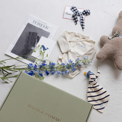 giftbox met romper, knuffel, speendoek en magazine