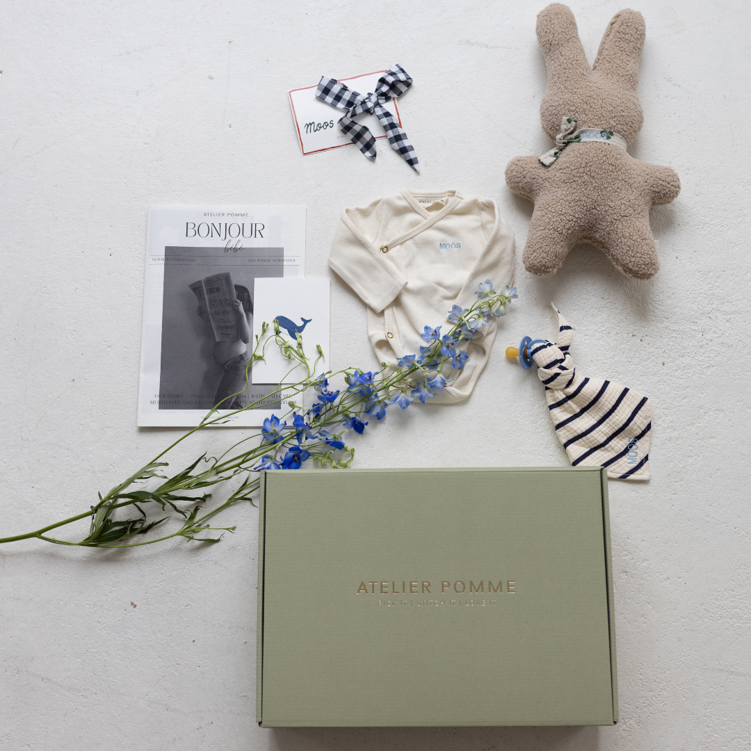 giftbox met romper, knuffel, speendoek en magazine