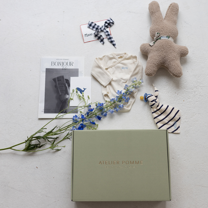 giftbox met romper, knuffel, speendoek en magazine