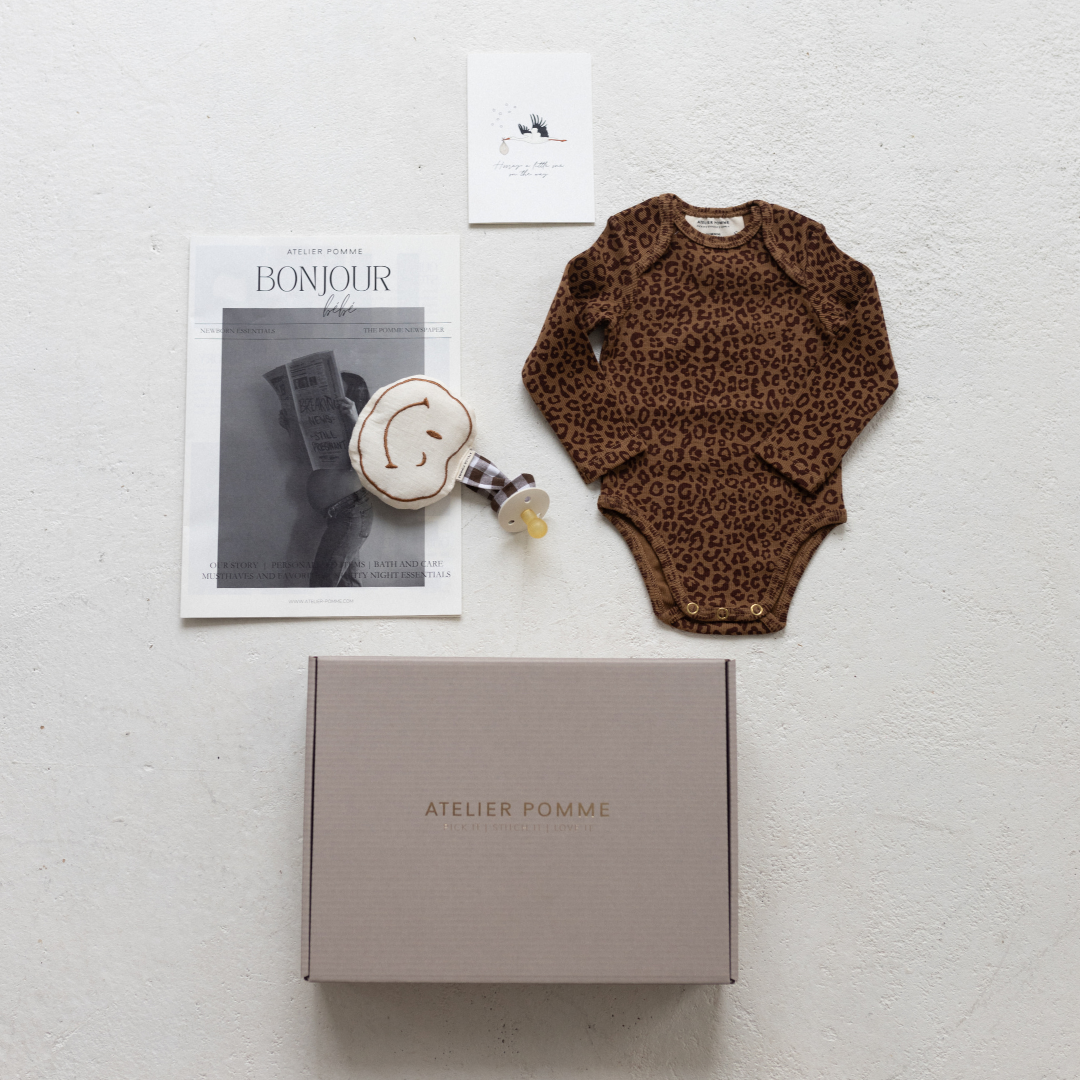 Cadeaubox met romper, speendoek en kaart