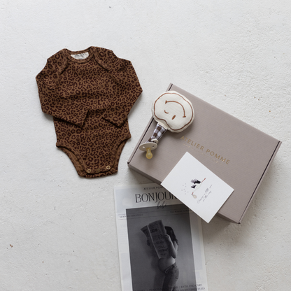 Cadeaubox met romper, speendoek en kaart
