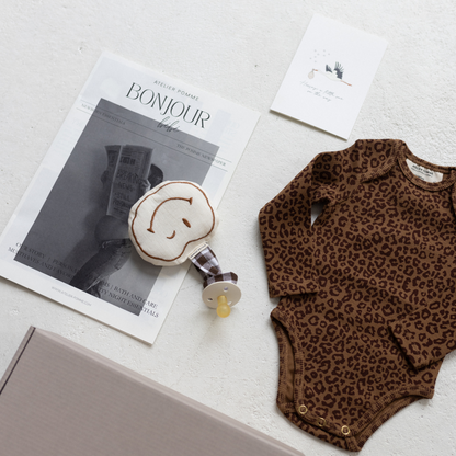 Cadeaubox met romper, speendoek en kaart