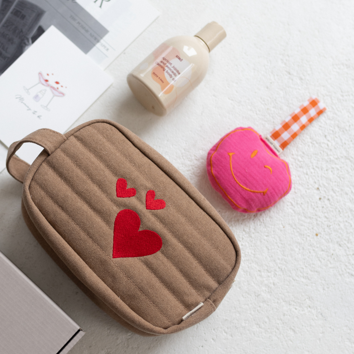 Giftbox met etui, speendoek, bodyolie en kaart
