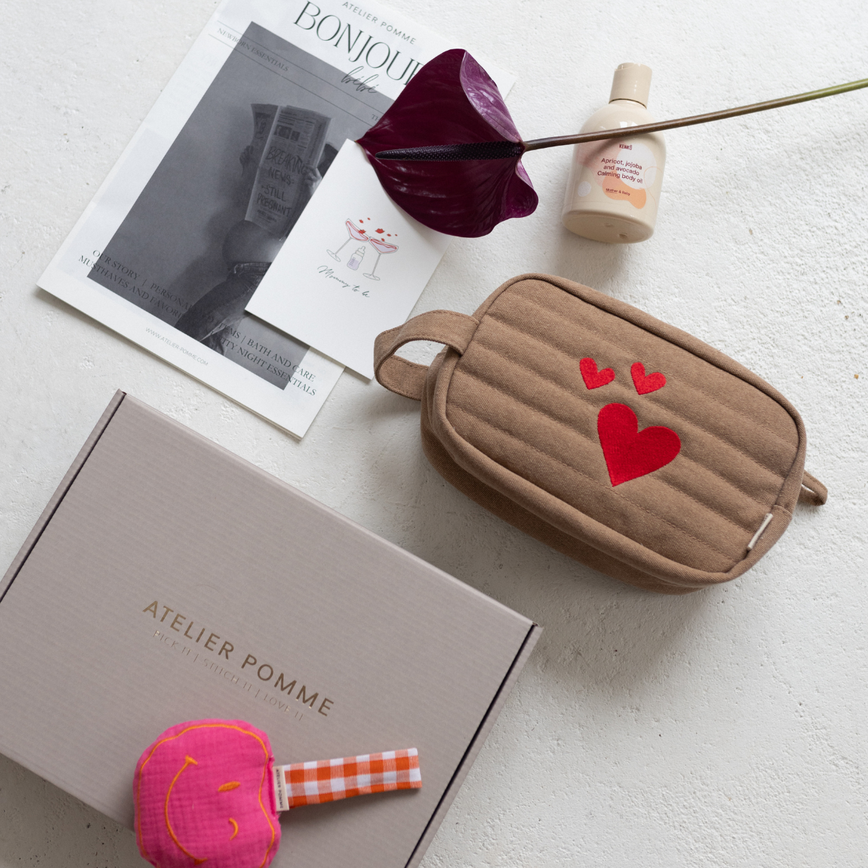 Giftbox met etui, speendoek, bodyolie en kaart