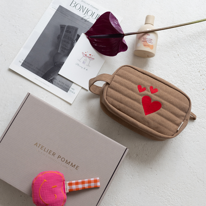 Giftbox met etui, speendoek, bodyolie en kaart