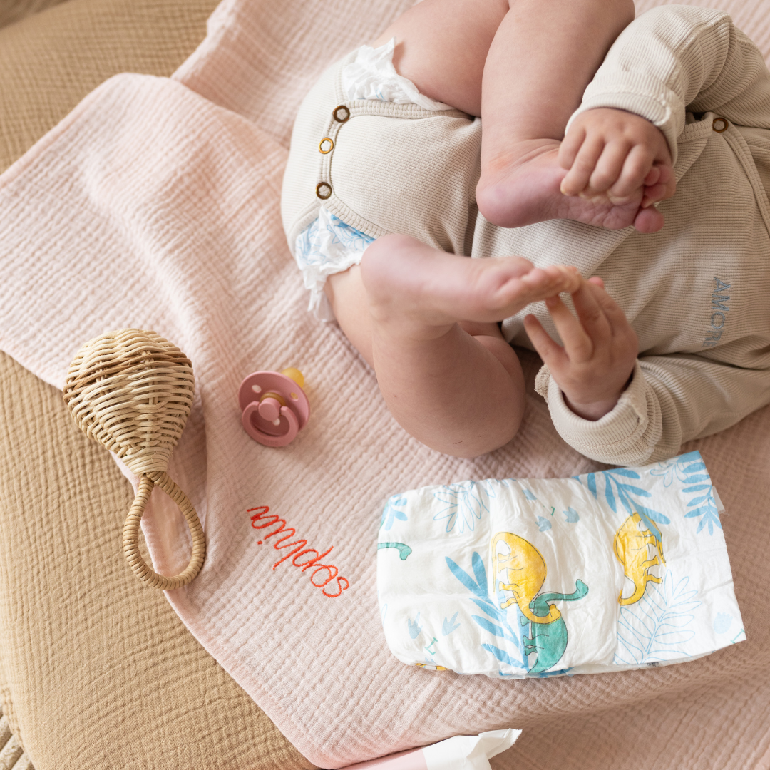 baby ligt op gepersonaliseerd laken. 
