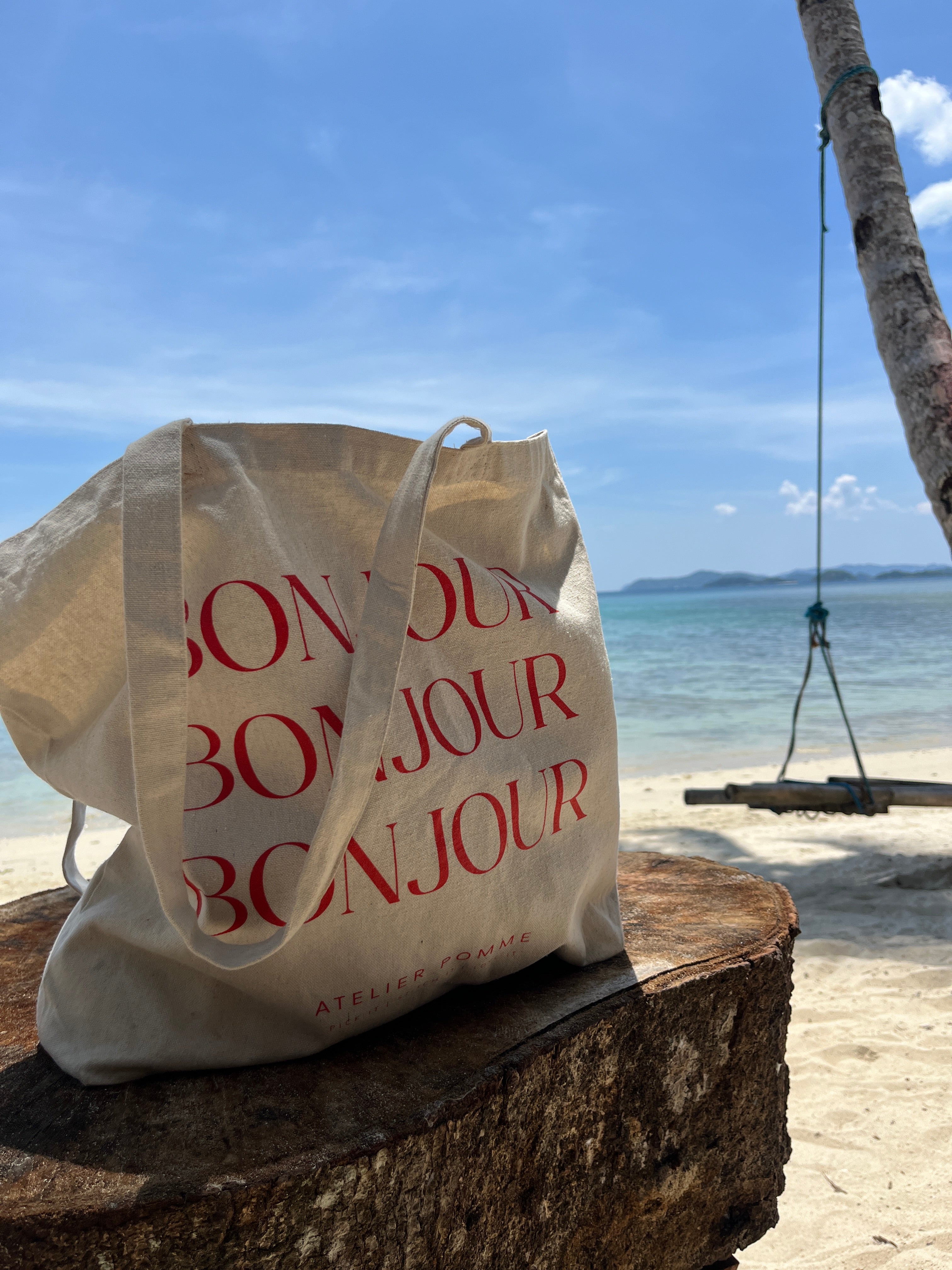 tote bag met rode letters ideaal voor naar het strand