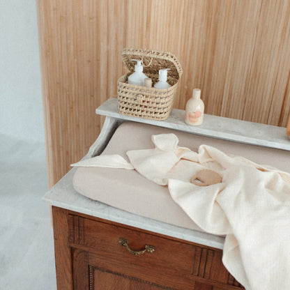 babyolie op commode. 