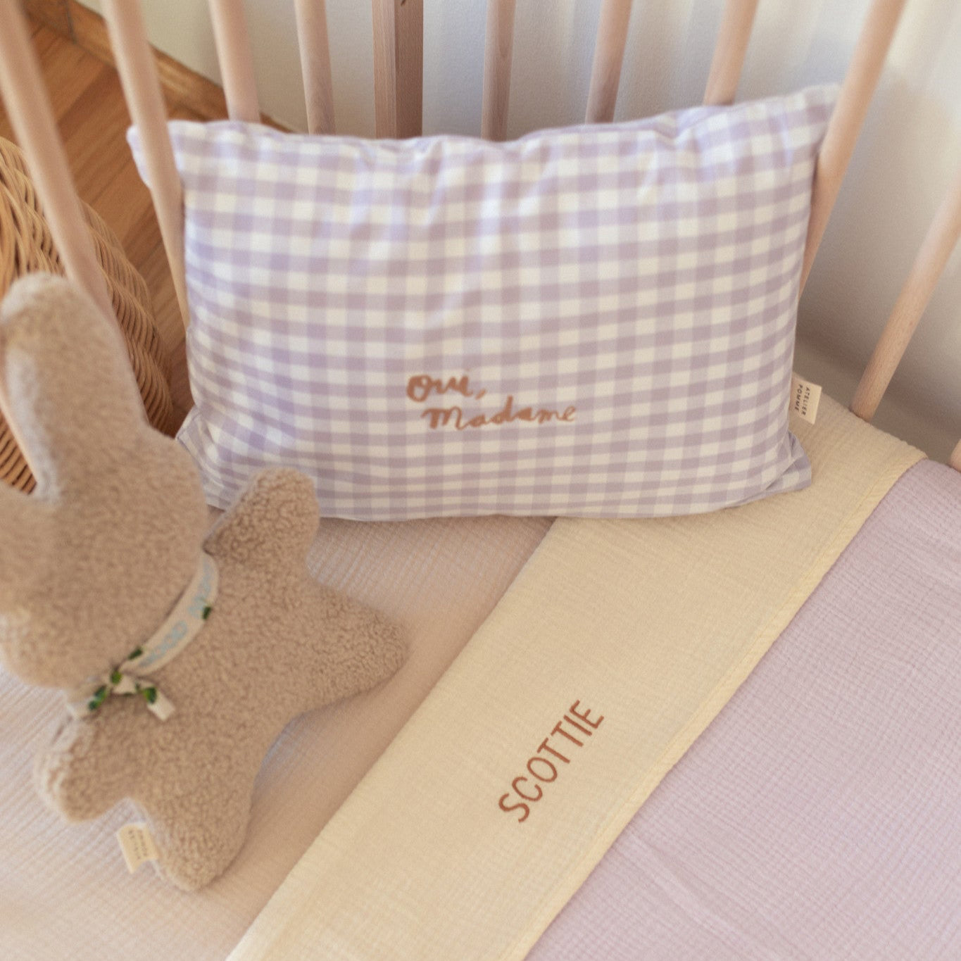 paars deken in baby bed met daarop een naam geborduurd 