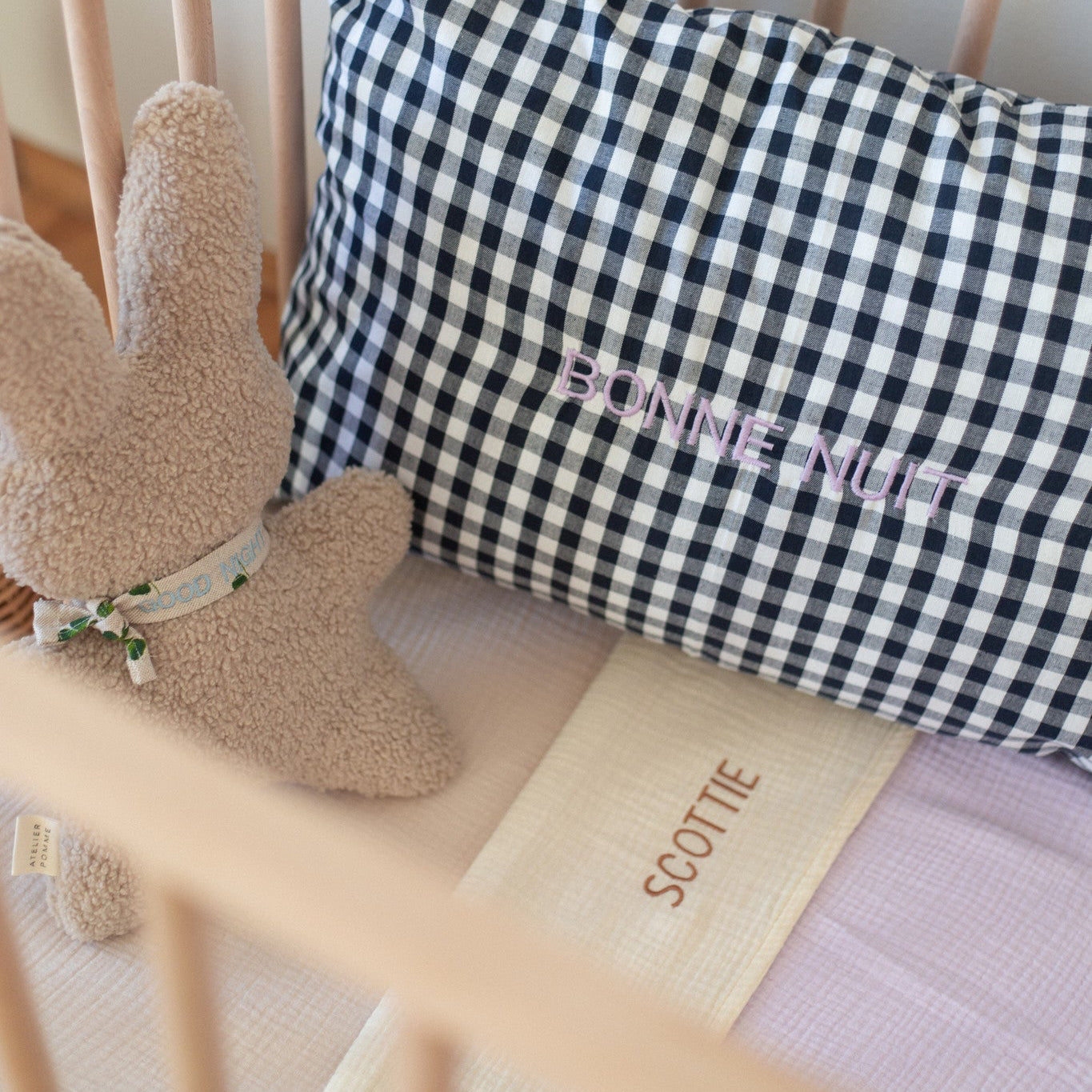 knuffel, kussen en paars muslin doek ik ledikant