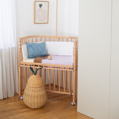lila deken gemaakt van muslin katoen babybedje 