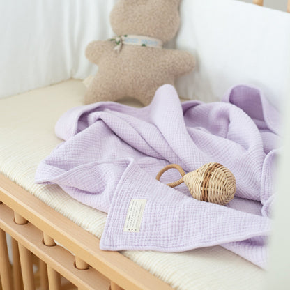 paars laken voor in de wieg van baby