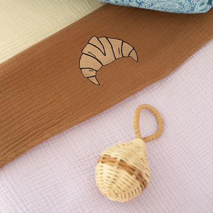 lila laken voor in bed van mousseline