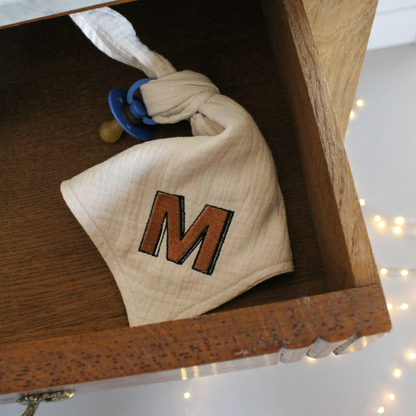 wit speendoekje gepersonaliseerd met een letter