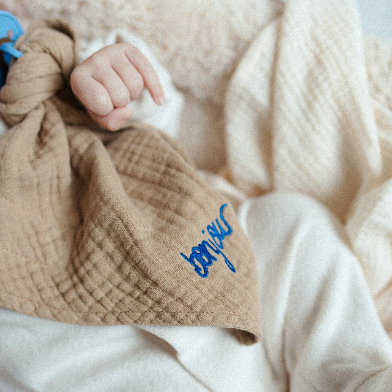 speendoekje met blauwe gepersonaliseerde letters