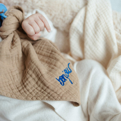 speendoekje met blauwe gepersonaliseerde letters