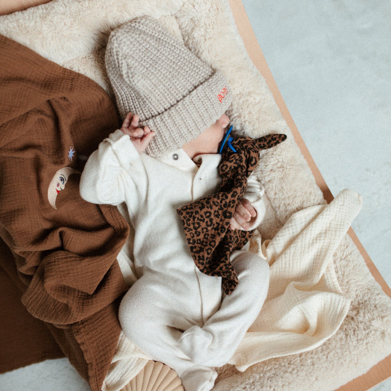 baby met speen met speendoekje met panterprint