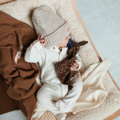 baby met speen met speendoekje met panterprint