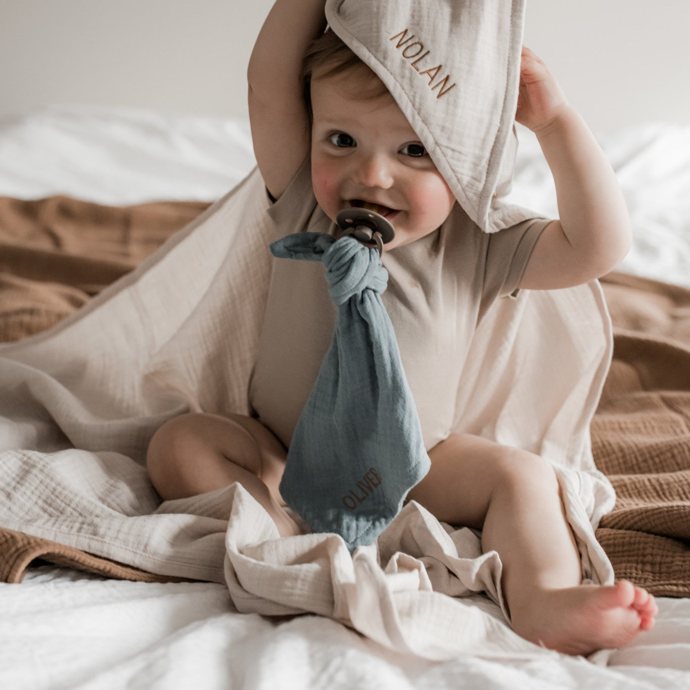 baby met speen en speendoekje eraan van zacht katoen