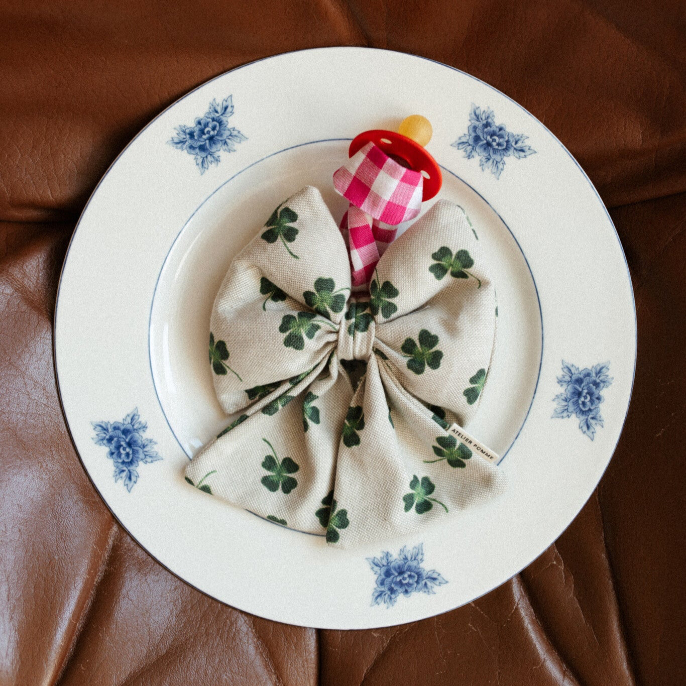speen met speenknuffel liggend op een bord. 