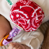 baby met speen in de mond met daaraan een speendoekje met tekst. 