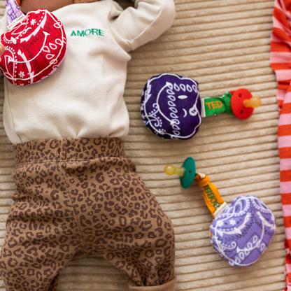 liggende baby, spenen met speendoekjes. 