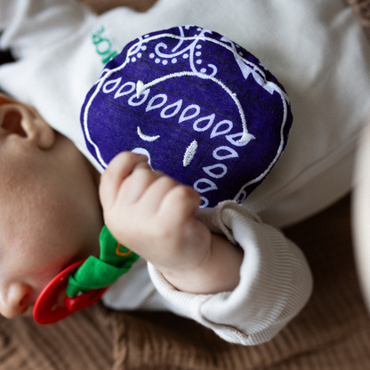 baby met speendoekje met tekst. 