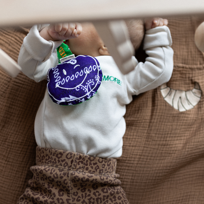 baby ligt met speendoekje met gepersonaliseerde tekst 