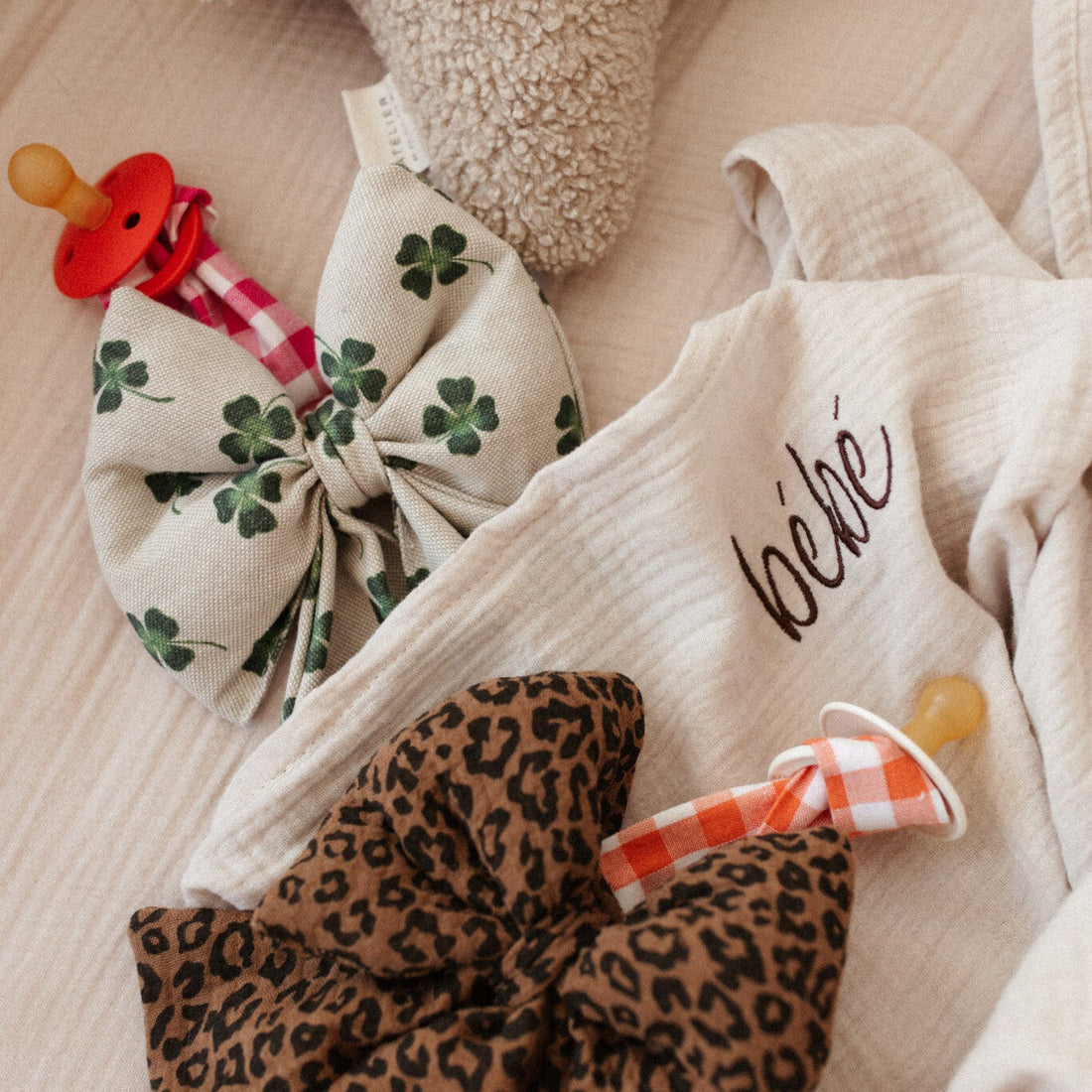 laken met tekst, spenen en speenknuffels, knuffel. 