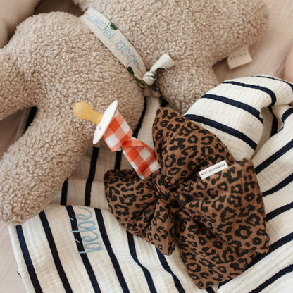 laken, knuffel, speen met speenknufffel. 