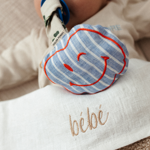 PACIFIER CLOTH POMME | LOVELY LINEN L'AMOUR